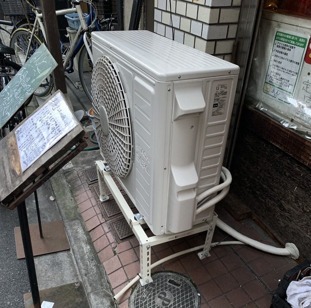 特殊架台付きエアコン取付工事（足場不安定時）